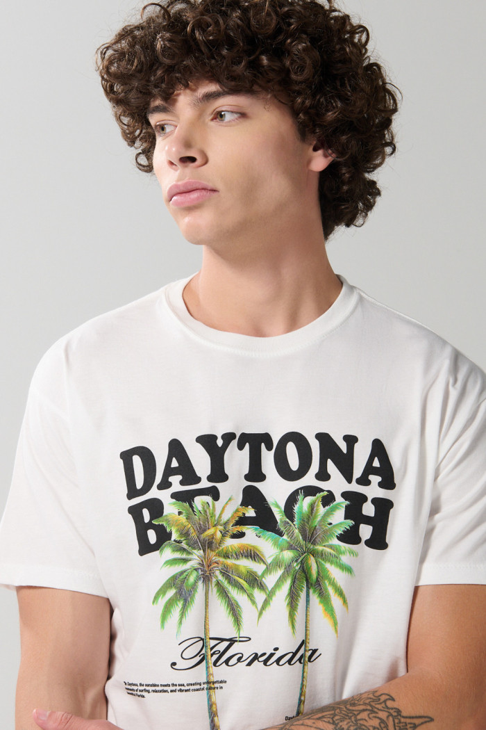 Camiseta crema clara manga corta con arte de playa