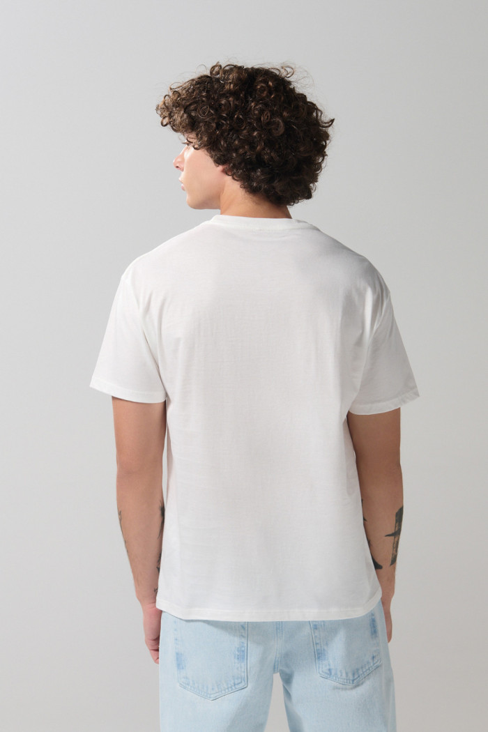 Camiseta crema clara manga corta con arte de playa