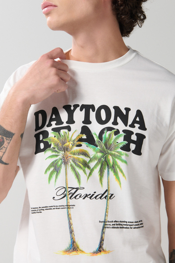 Camiseta crema clara manga corta con arte de playa