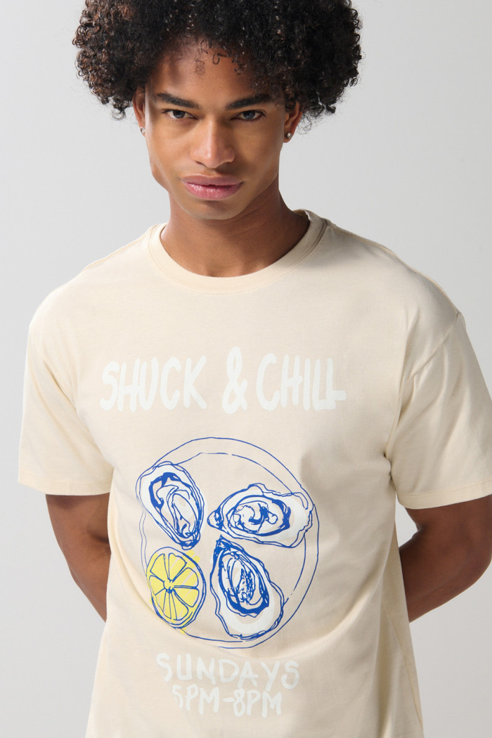 Camiseta cuello redondo kaki con diseño de comida