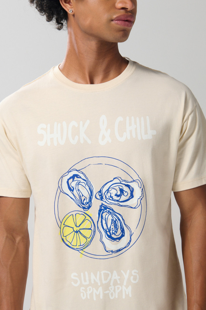 Camiseta cuello redondo kaki con diseño de comida