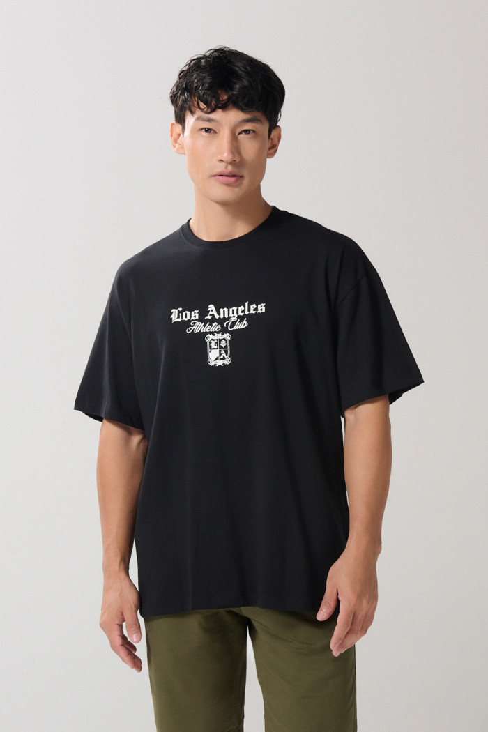 Camiseta oversize negra con diseños college y manga corta