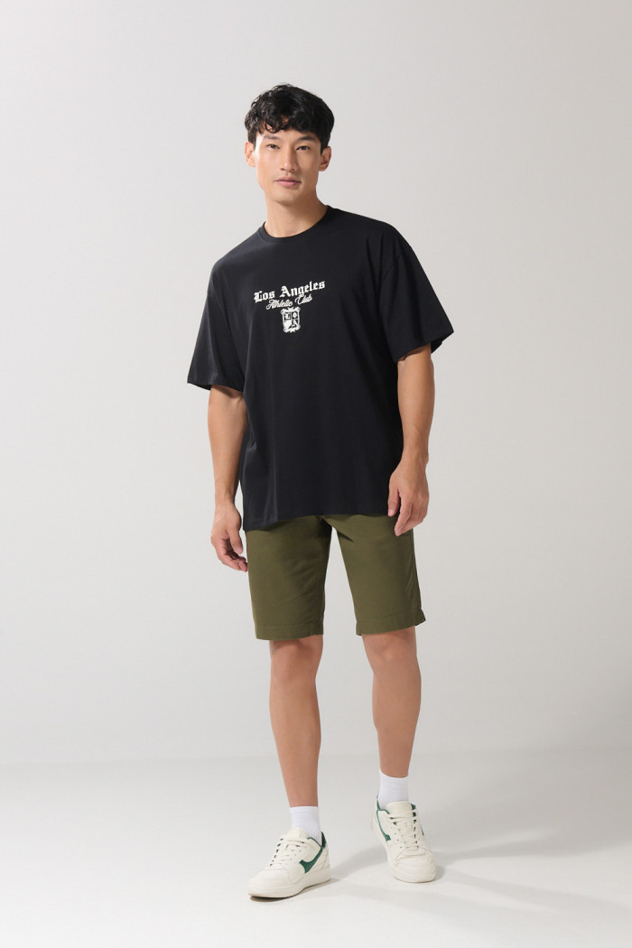 Camiseta oversize negra con diseños college y manga corta