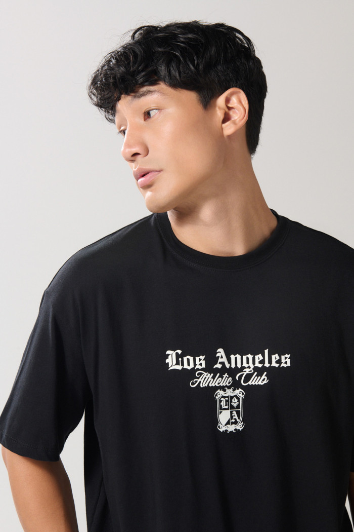 Camiseta oversize negra con diseños college y manga corta