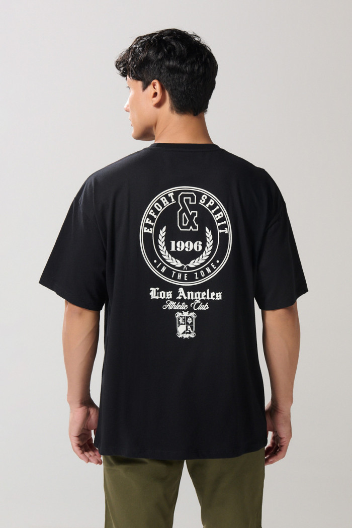 Camiseta oversize negra con diseños college y manga corta