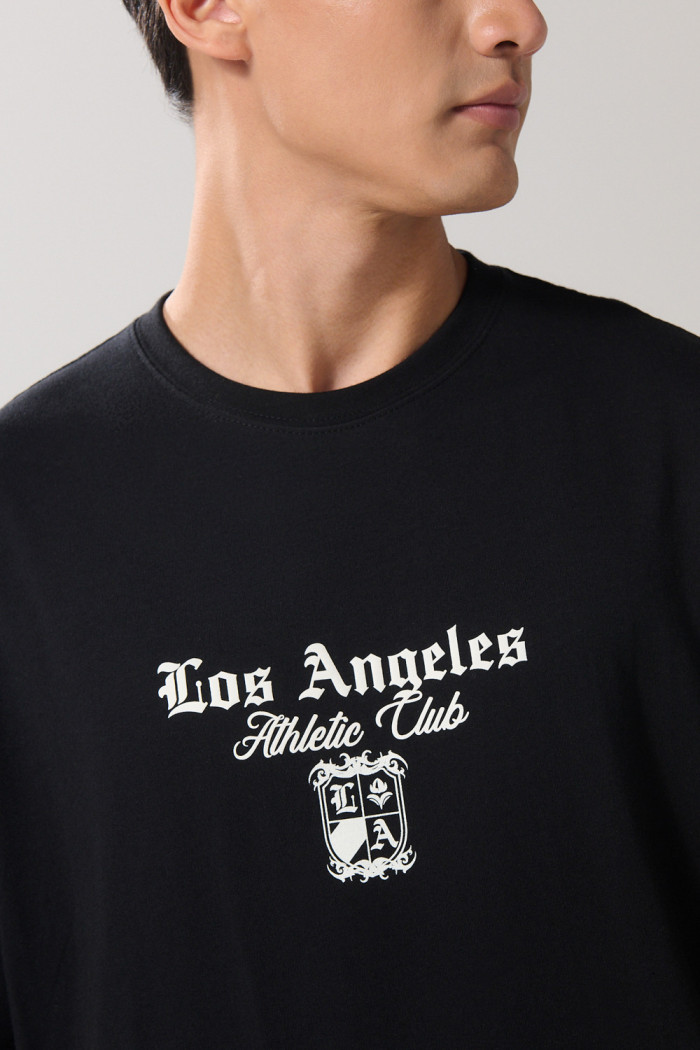Camiseta oversize negra con diseños college y manga corta