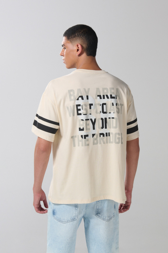 Camiseta kaki clara college oversize con cuello redondo