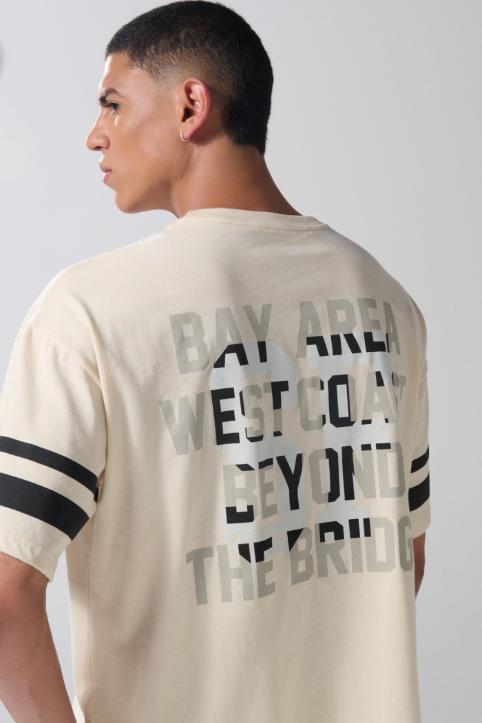Camiseta kaki clara college oversize con cuello redondo