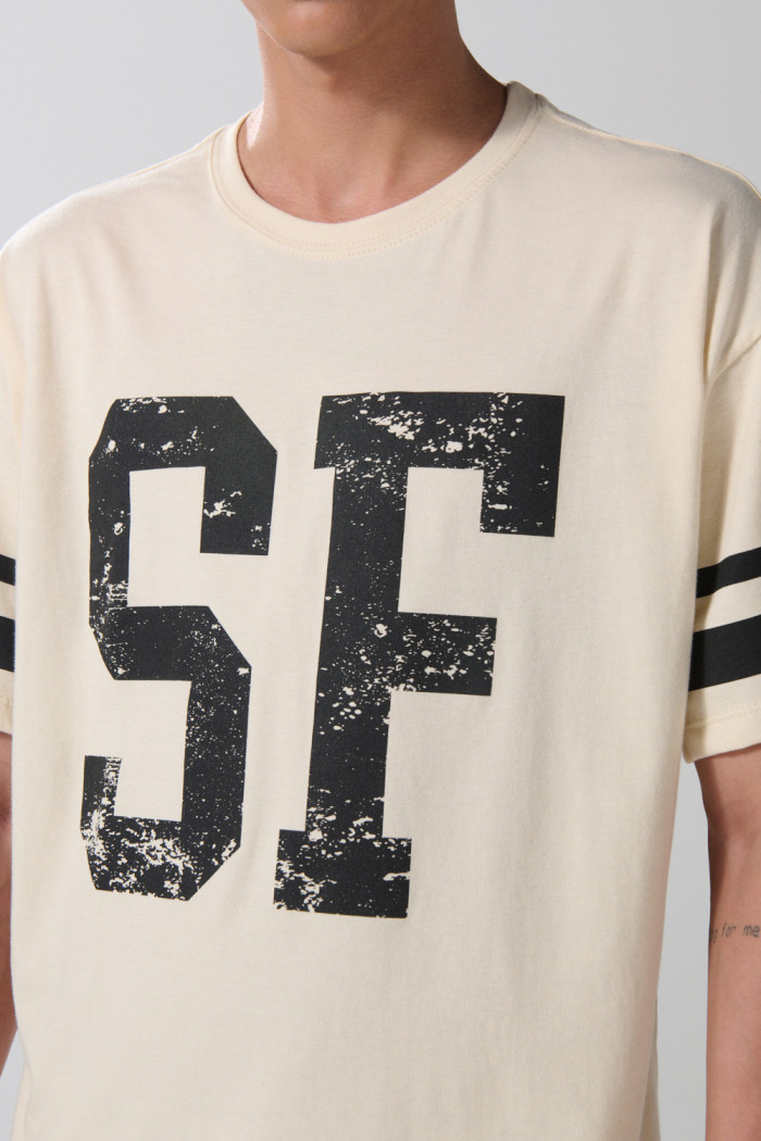 Camiseta kaki clara college oversize con cuello redondo