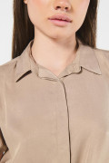 Blusa unicolor con nudo delantero y manga corta