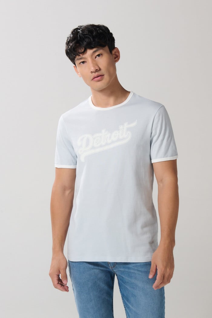 Camiseta azul clara manga corta college con contrastes