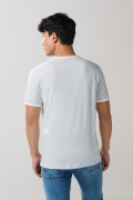 Camiseta azul clara manga corta college con contrastes