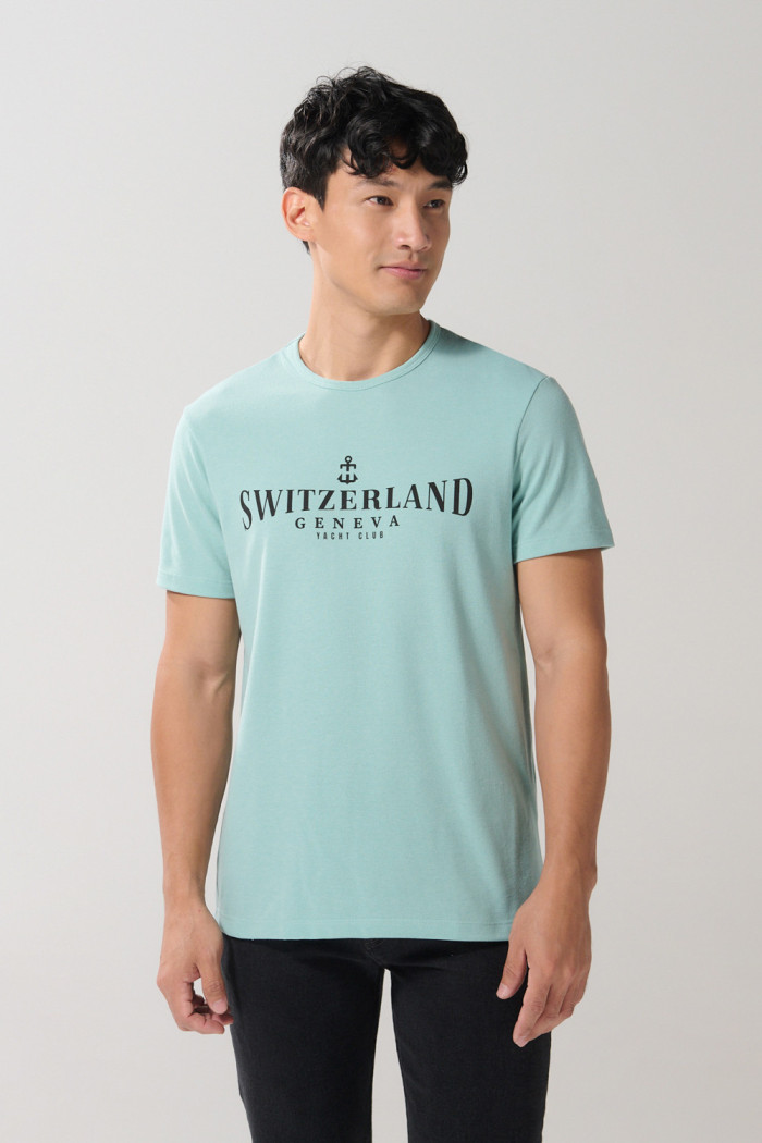 Camiseta azul clara manga corta con texto college