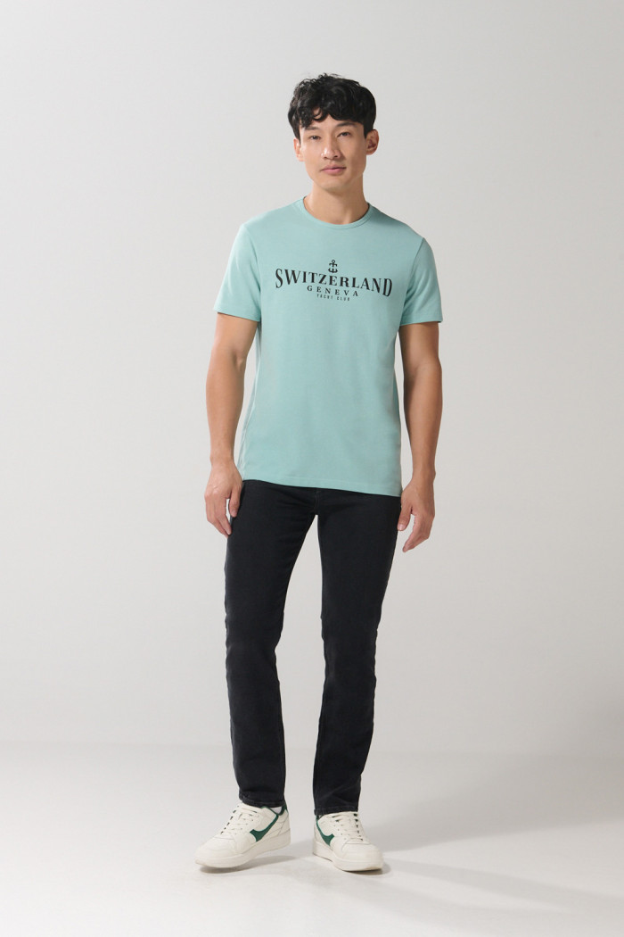 Camiseta azul clara manga corta con texto college