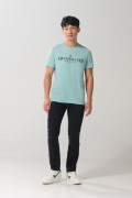 Camiseta azul clara manga corta con texto college