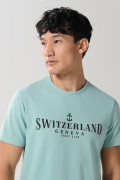 Camiseta azul clara manga corta con texto college