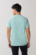 Camiseta azul clara manga corta con texto college