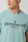 Camiseta azul clara manga corta con texto college