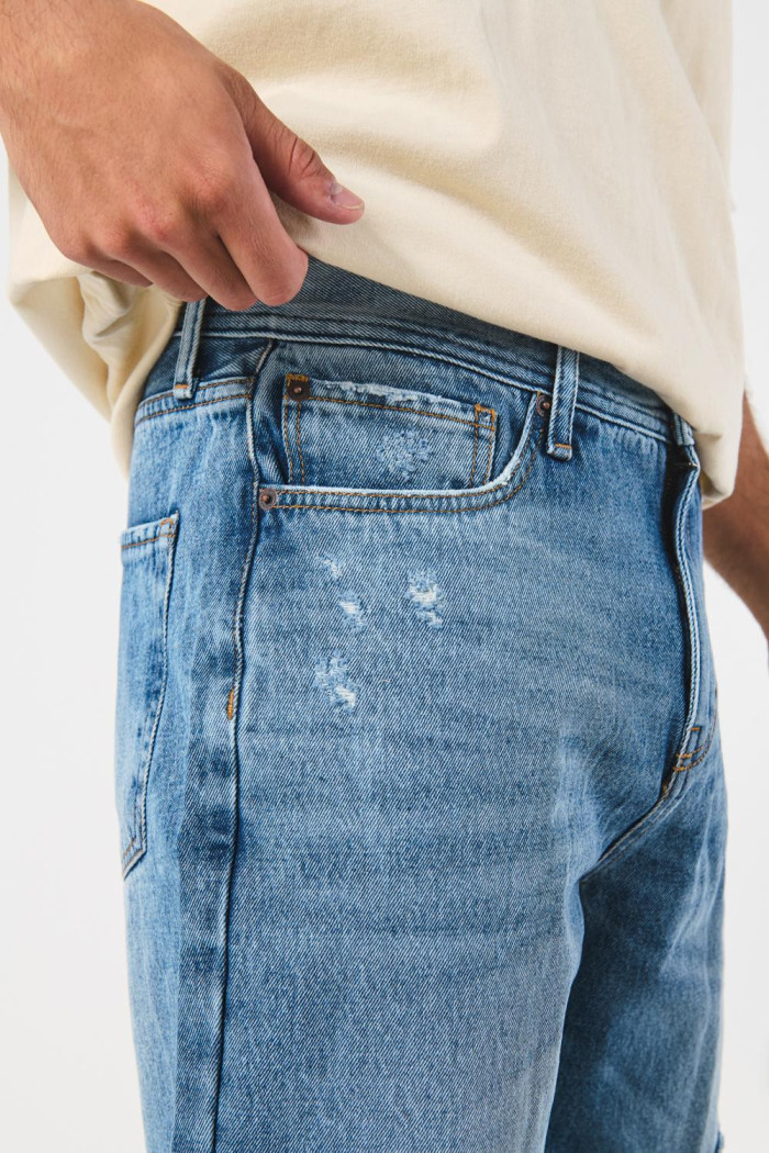 Jean tiro medio 90´S azul con rotos y bota ancha