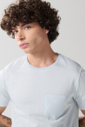 Camiseta manga corta unicolor con bolsillo delantero