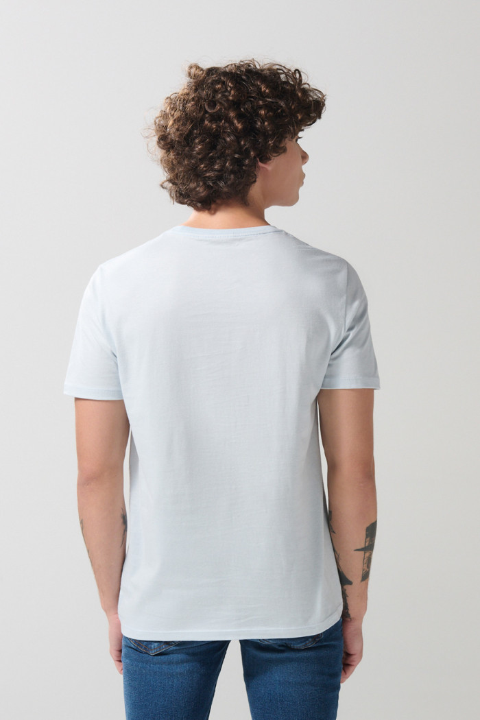 Camiseta manga corta unicolor con bolsillo delantero