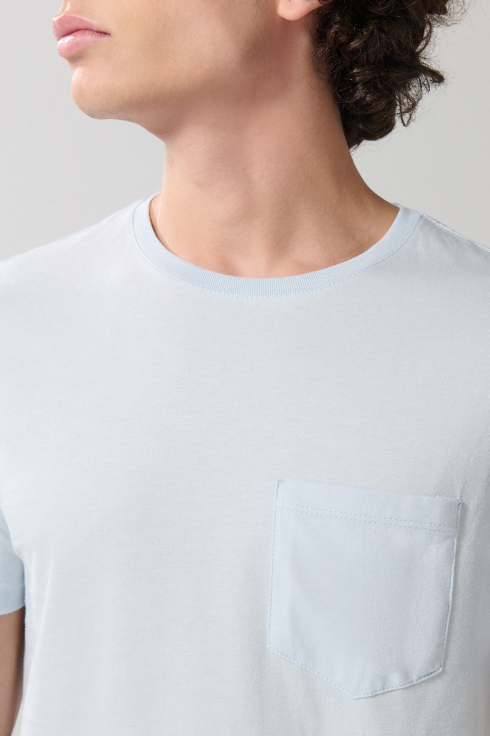 Camiseta manga corta unicolor con bolsillo delantero