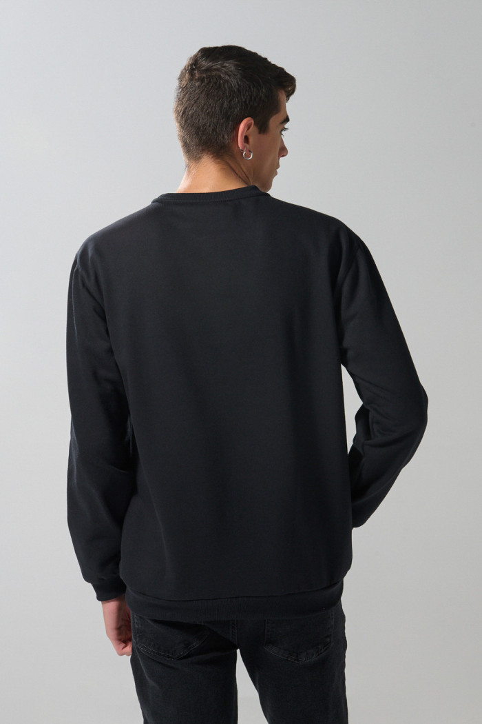 Buzo hombro rodado unicolor con cuello redondo