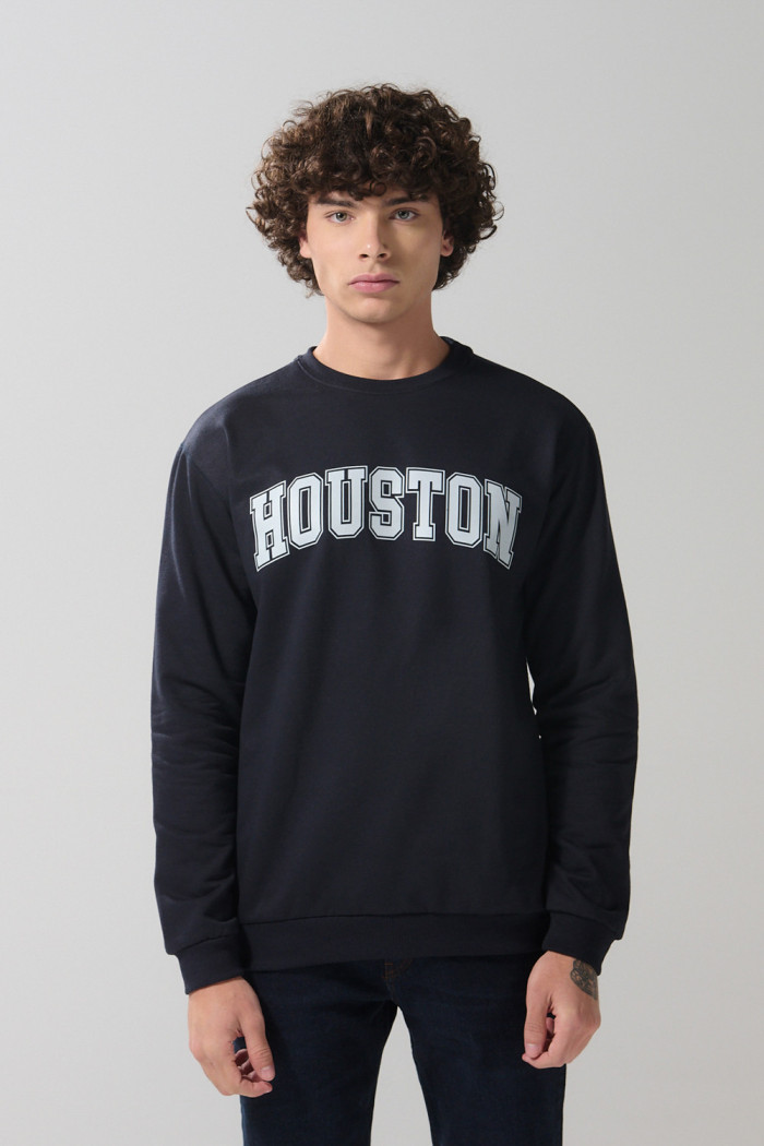 Buzo college negro cuello redondo con hombro rodado