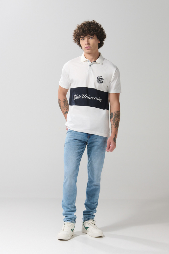 Camiseta polo unicolor con diseño de Yale y manga corta