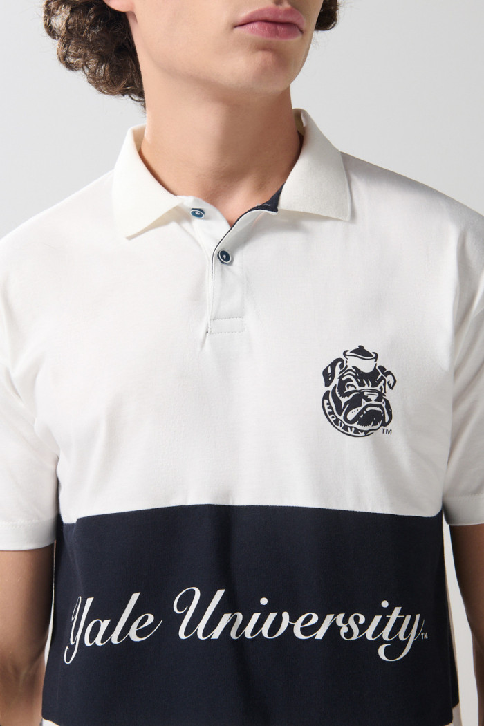 Camiseta polo unicolor con diseño de Yale y manga corta