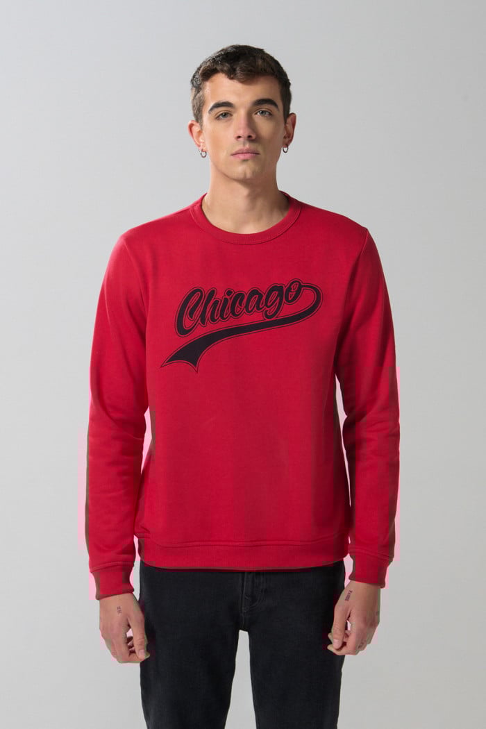 Buzo cuello redondo rojo oscuro con diseño college