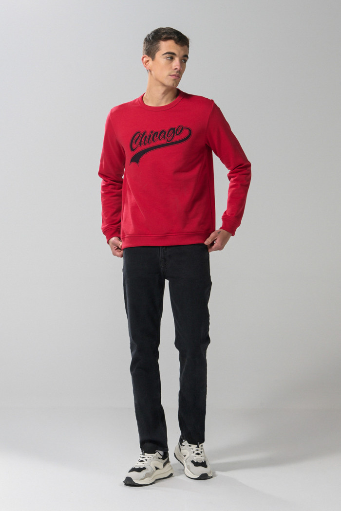 Buzo cuello redondo rojo oscuro con diseño college