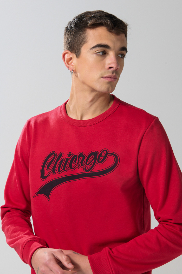 Buzo cuello redondo rojo oscuro con diseño college
