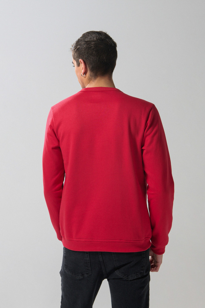 Buzo cuello redondo rojo oscuro con diseño college