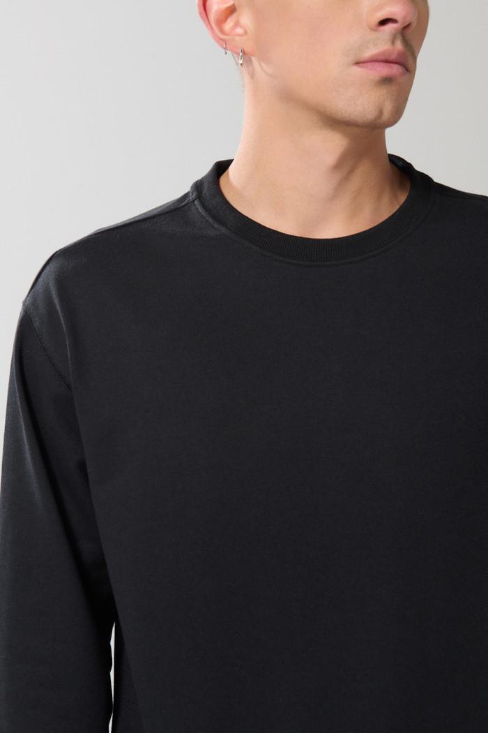 Buzo manga larga unicolor con cuello redondo