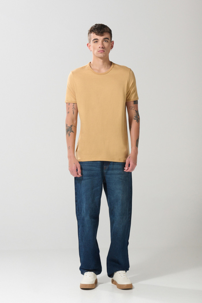Camiseta café clara con manga corta ajustada