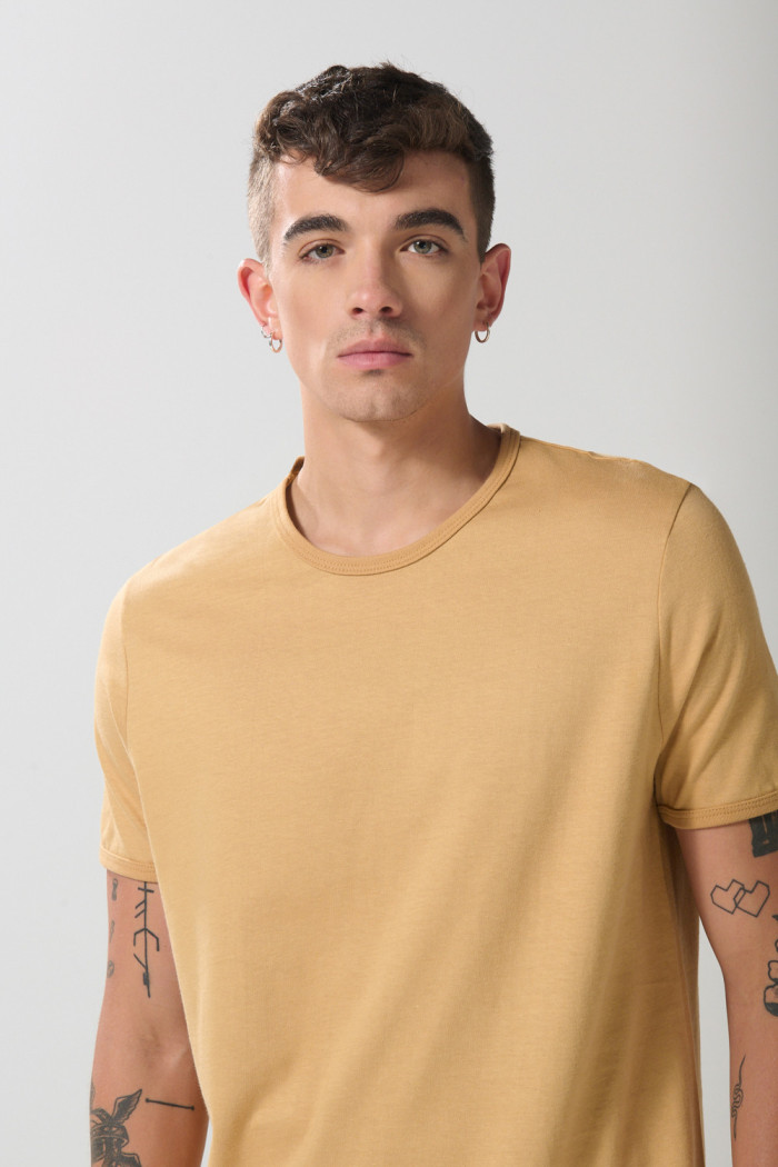 Camiseta café clara con manga corta ajustada