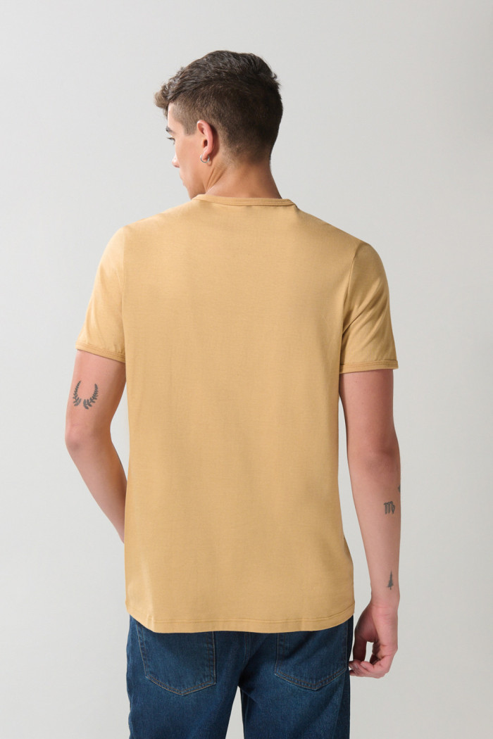 Camiseta café clara con manga corta ajustada
