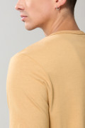 Camiseta café clara con manga corta ajustada
