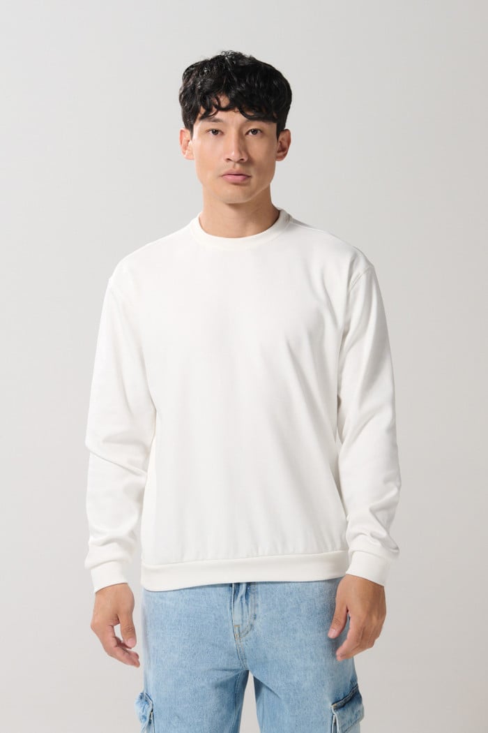 Buzo crema claro hombro rodado con cuello redondo
