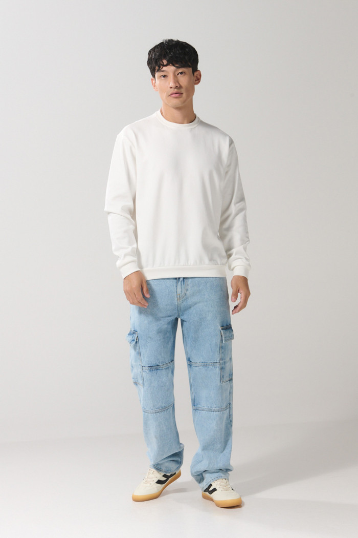 Buzo crema claro hombro rodado con cuello redondo
