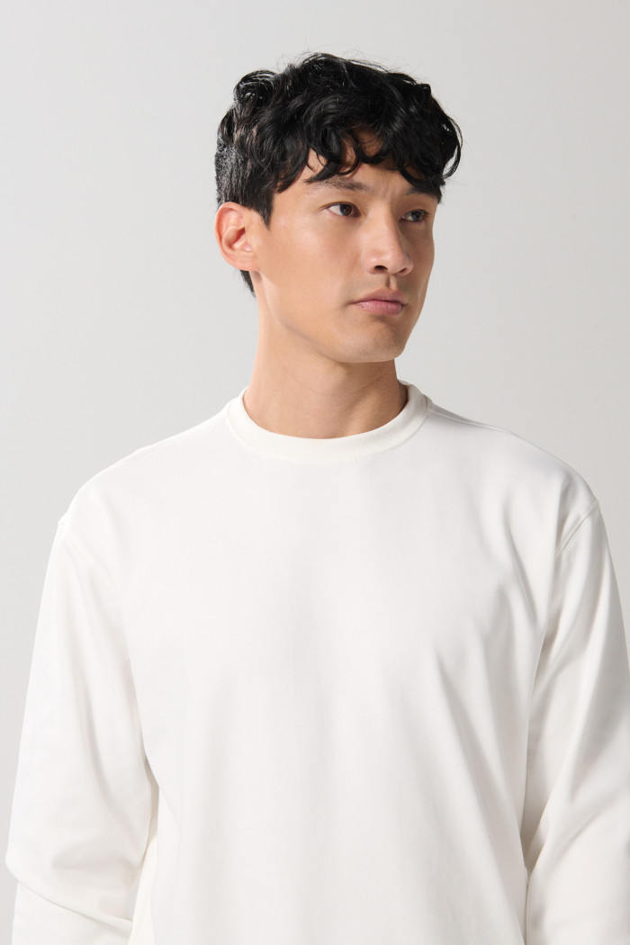 Buzo crema claro hombro rodado con cuello redondo