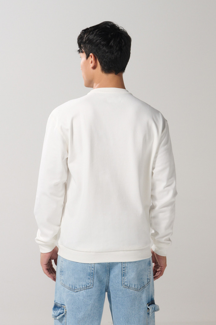 Buzo crema claro hombro rodado con cuello redondo