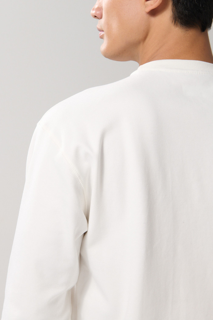 Buzo crema claro hombro rodado con cuello redondo