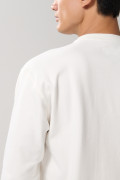 Buzo crema claro hombro rodado con cuello redondo