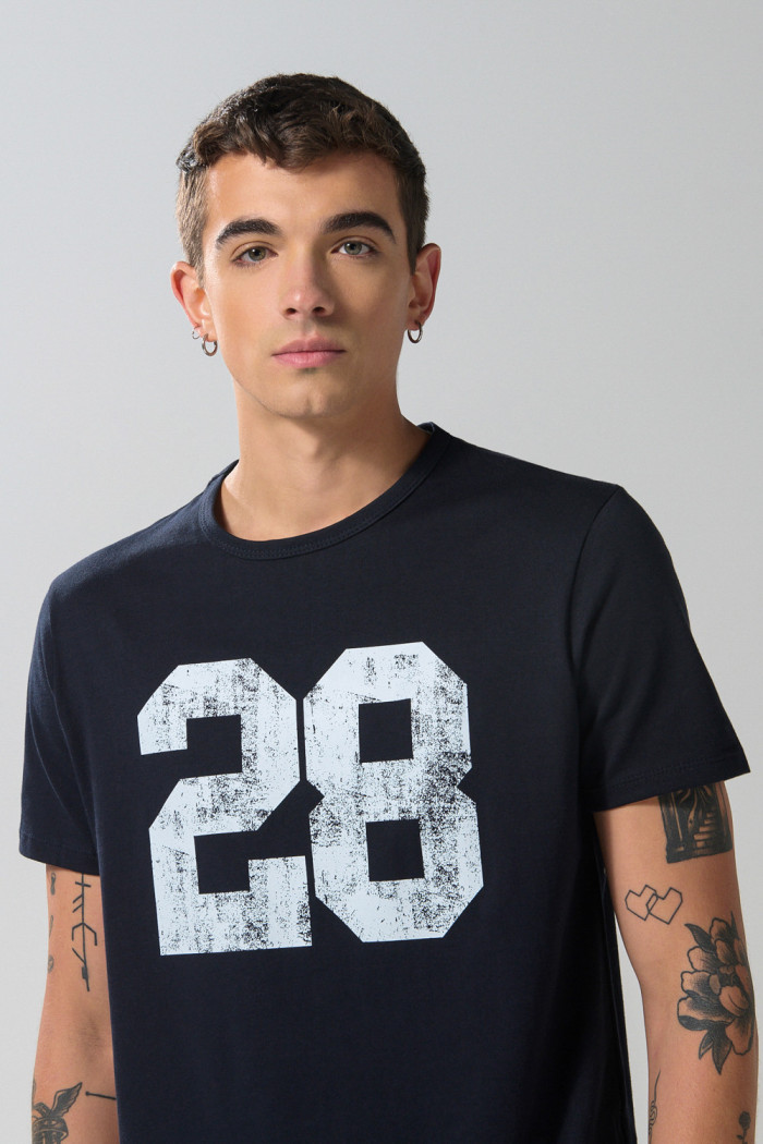 Camiseta unicolor cuello redondo con arte college en frente