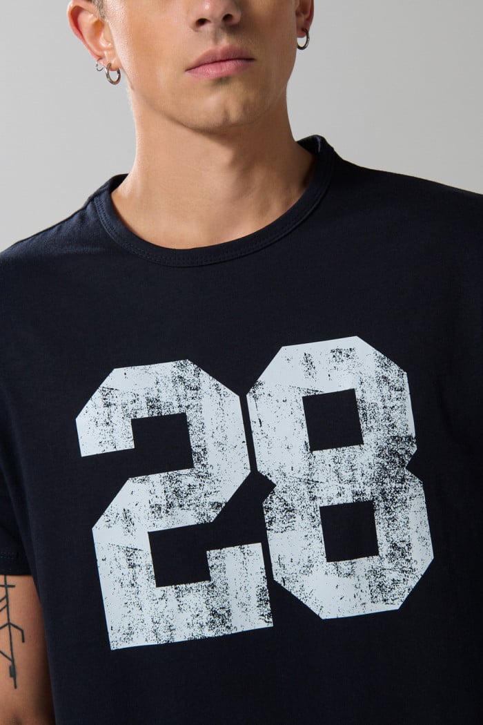 Camiseta unicolor cuello redondo con arte college en frente