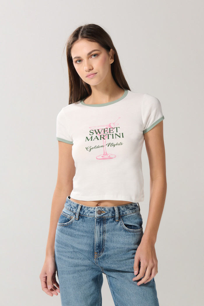 Camiseta crema clara manga corta con diseño de coctel