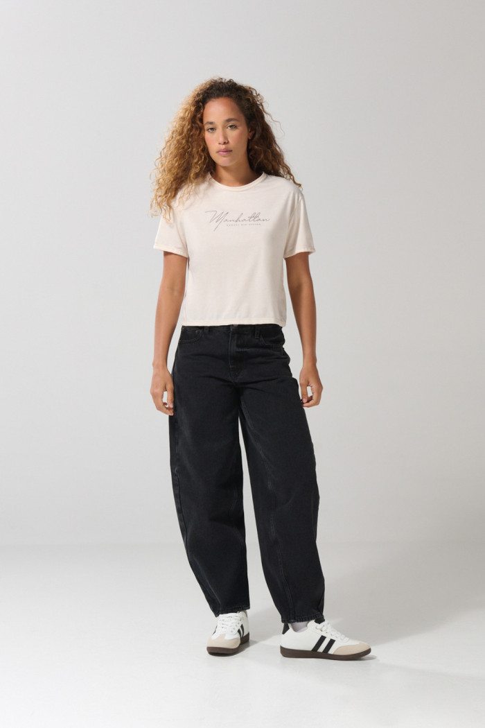 Camiseta unicolor crop top con arte college delantero