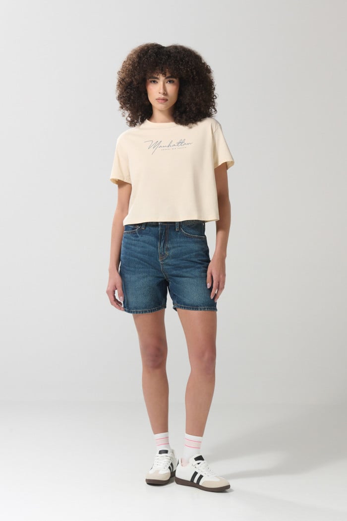 Camiseta unicolor crop top con arte college delantero